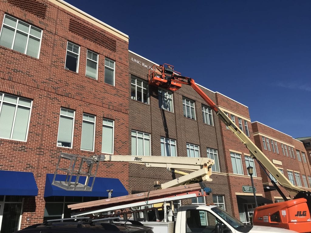 How Do You Choose a Commercial Sign Company for Repairs?
